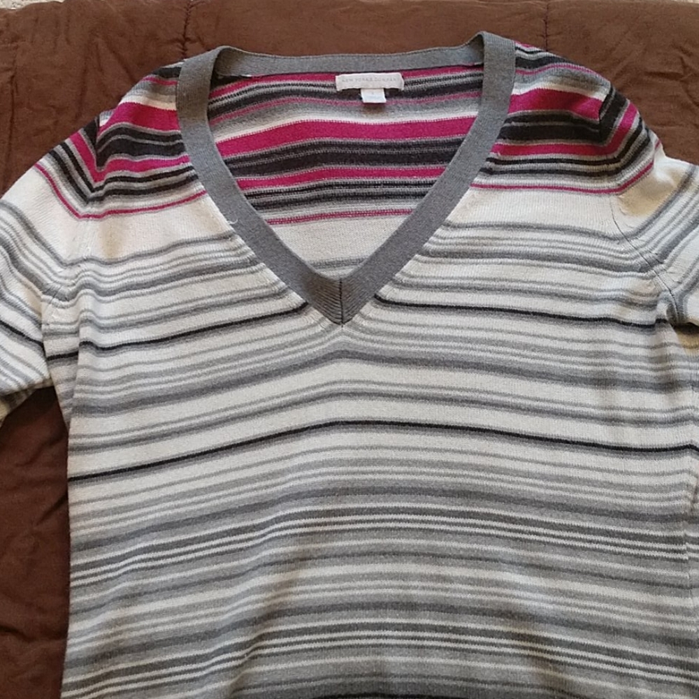 🛍️ 3/$20 Stripped V neck winter sweater